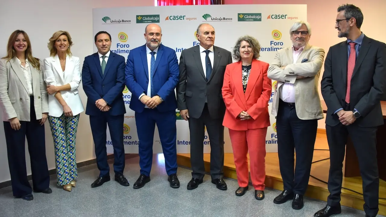 El vicepresidente primero de Castilla-La Mancha, José Luis Martínez Guijarro, y la consejera de Desarrollo Sostenible, Mercedes Gómez, han asistido a la asamblea de ASAJA Cuenca