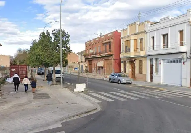 Un grupo de hombres asaltan, atan y golpean a una mujer para robarla sus joyas