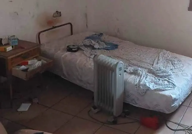 Secuestra a su hija de 8 años tras morir su madre y la encierra en una casa abandonada