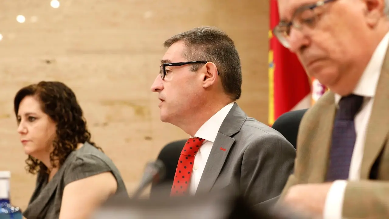 En el centro de la imagen el presidente del Consejo Regional de Transparencia y Buen Gobierno de Castilla-La Mancha, Fernando Muñoz, durante su intervención en la Comisión de Asuntos General de las Cortes