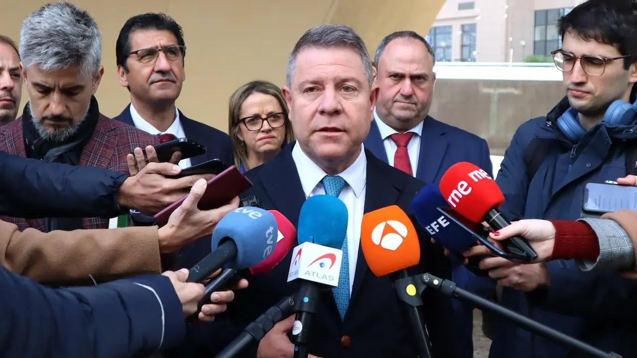 El presidente de Castilla-La Mancha, Emiliano García-Page, atendiendo a los medios de comunicación este jueves en Bruselas