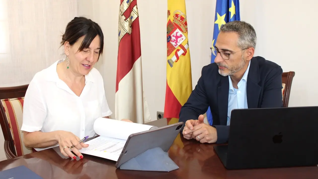La delegada provincial de la Junta de Comunidades en Ciudad Real, Blanca Fernández, y el alcalde de Torrenueva Raúl Bravo
