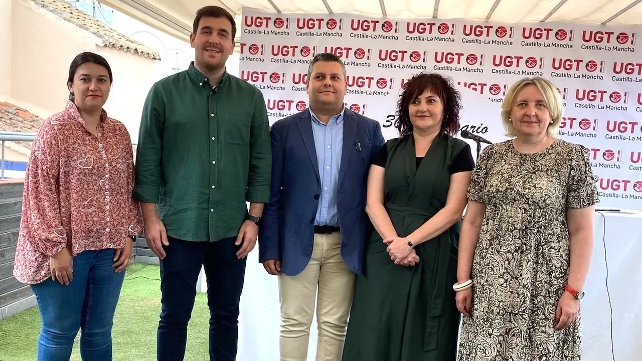 El secretario general de UGT Castilla-La Mancha, Luis Manuel Monforte (c), en una imagen de archivo acompañados por miembros de la Comisión Ejecutiva del sindicato