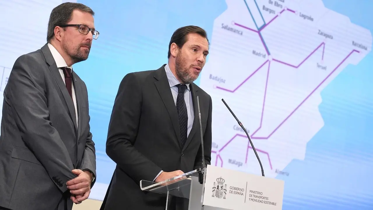 El presidente de Renfe, Raül Blanco (i), y el ministro de Transportes y Movilidad Sostenible, Óscar Puente (d), en la comparecencia en la que anuncia el segundo Alvia para Extremadura - EP/Fernando Sánchez