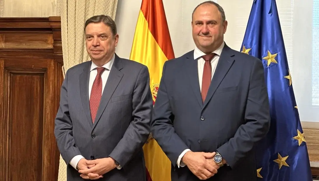 El ministro de Agricultura, Pesca y Alimentación, Luis Planas, junto al consejero de Agricultura, Ganadería y Desarrollo Rural de Castilla-La Mancha, Julián Martínez Lizán, este viernes en el Ministerio