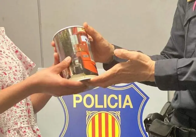 Roba una hucha con 2.500 euros mientras pone el router en un piso y la esconde por la calle