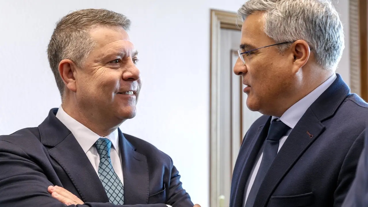 El presidente de Castilla-La Mancha, Emiliano García-Page, conversa con el presidente de Fedeto, Javier de Antonio Arribas, antes de participar en una jornada organizada en la sede de la patronal toledana