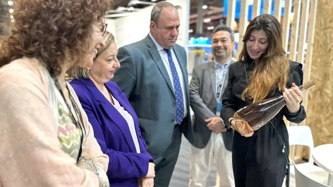 El consejero de Agricultura, Ganadería y Desarrollo Rural, Julián Martínez Lizán, ha asistido a la inauguración del Salón Gourmets acompañado de la directora general de Producción Agroalimentaria y Cooperativas, Elena Escobar