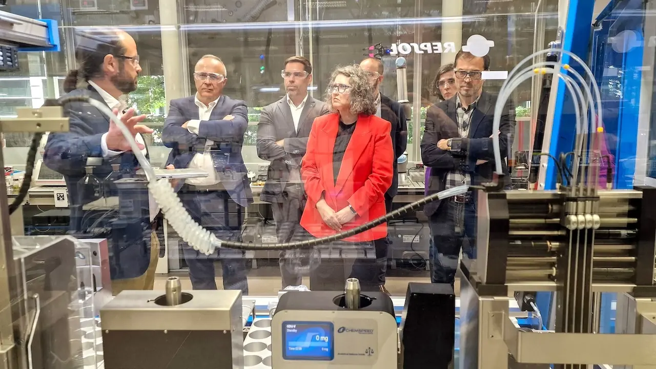 La consejera de Desarrollo Sostenible de Castilla-La Mancha, Mercedes Gómez, ha visitado las instalaciones de Repsol Technology Lab en Móstoles (Madrid)