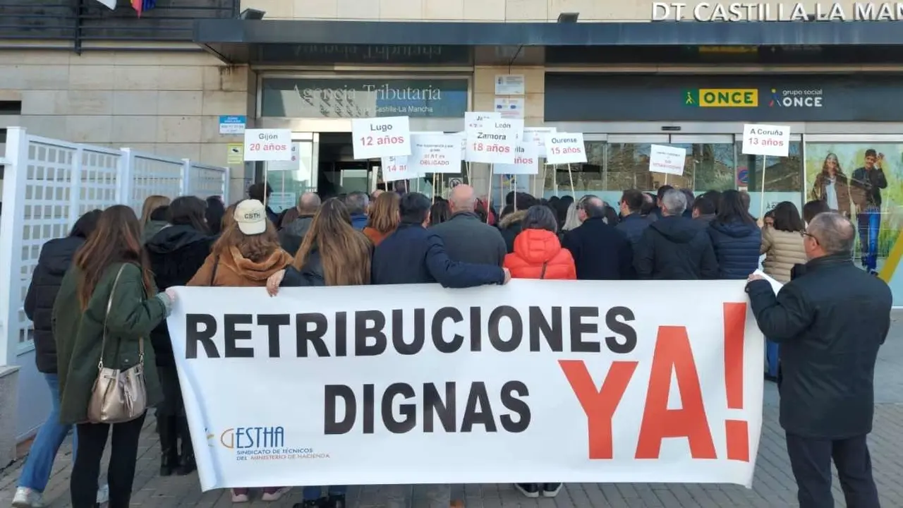En la imagen de archivo una concentración de técnicos de Hacienda frente a la Delegación de Hacienda en Castilla-La Mancha