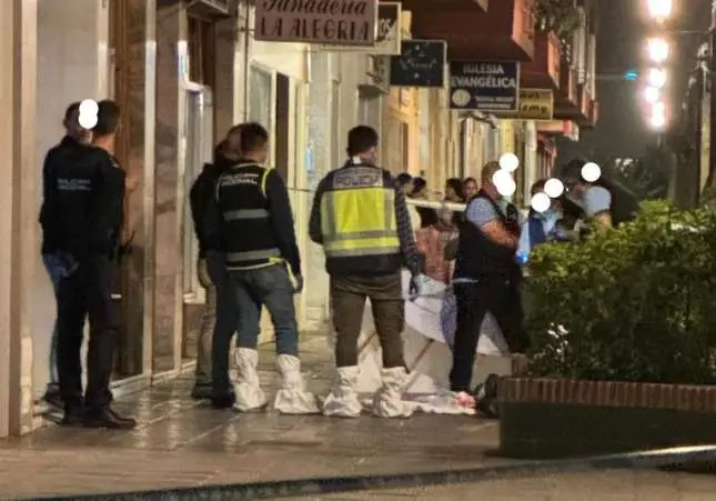 Detenido tras degollar a su compañero de piso, a su casero y apuñalar a su novia, cadáver, asesinato, crimen, policía