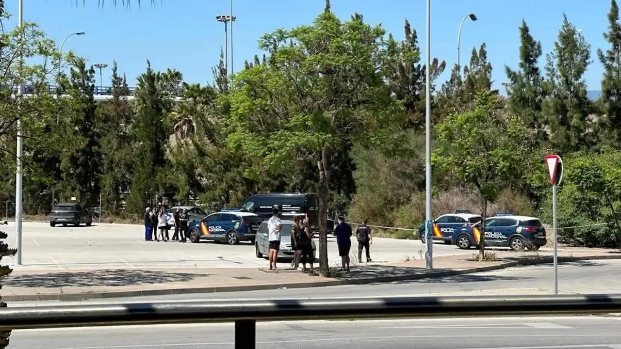 Encuentran el cadáver de una mujer dentro de un coche aparcado en un parking
