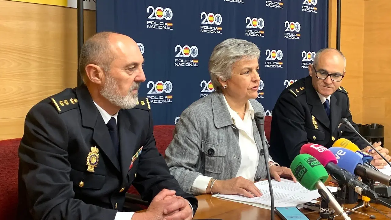 La subdelegada del Gobierno en Cuenca, María Luz Fernández, junto al comisario jefe de la Comisaría Provincial de la Policía Nacional en Cuenca, Manuel Domínguez Corcobado, y el jefe de la Brigada Provincial de Extranjería y Fronteras, Javier Mayordom