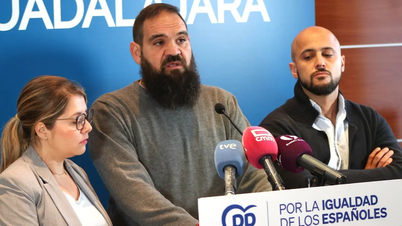 El exalcalde de Matarrubia (Guadalajara), Juan Pablo Carpintero (centro), durante la rueda de prensa que ha ofrecido en la sede de los 'populares' en la capital