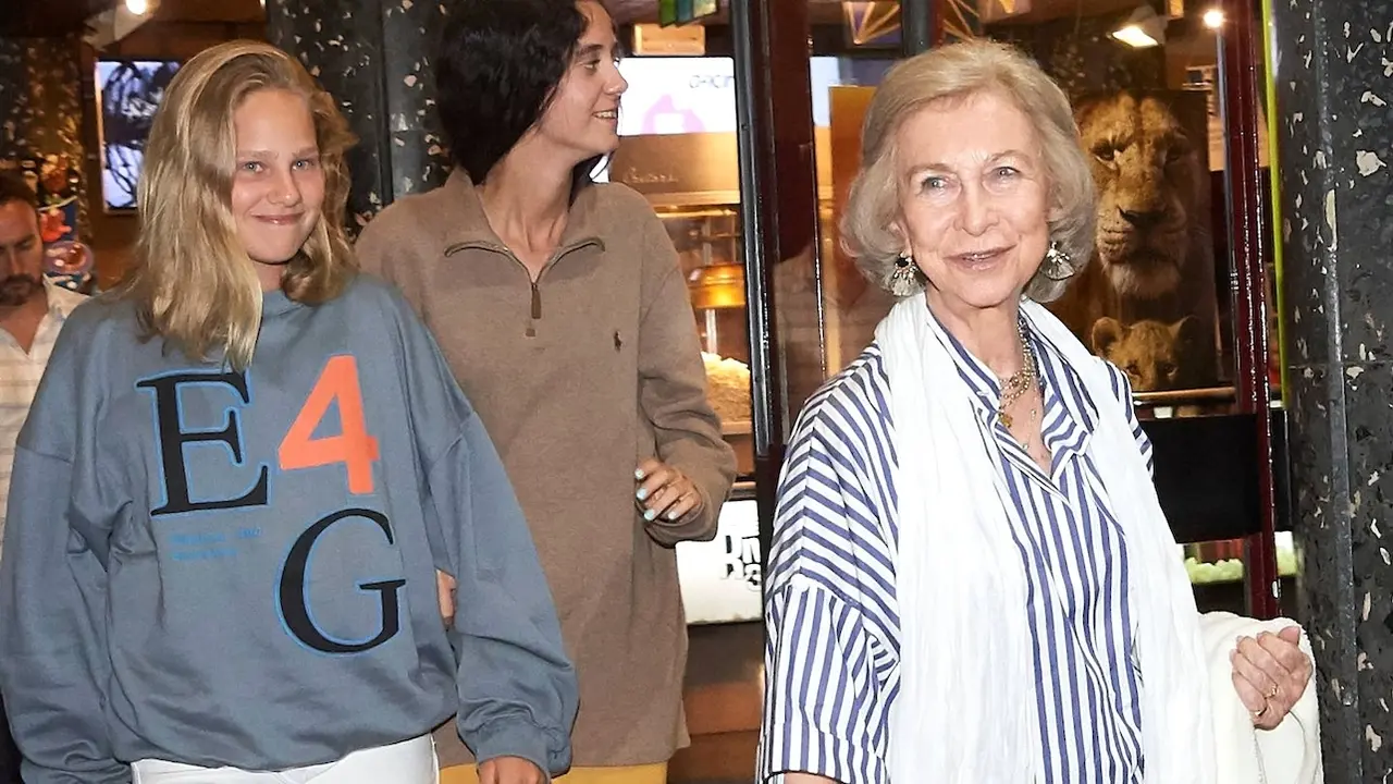 En la imagen de archivo la reina Sofía junto a sus nietas Victoria Federica e Irene Urdangarin