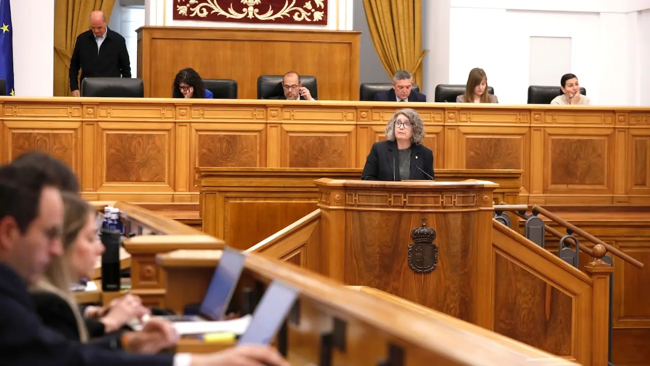 La consejera de Desarrollo Sostenible, Mercedes Gómez, durante su intervención en el debate en las Cortes de Castilla-La Mancha acerca de las normas reguladoras del Trasvase por el acueducto Tajo-Segura