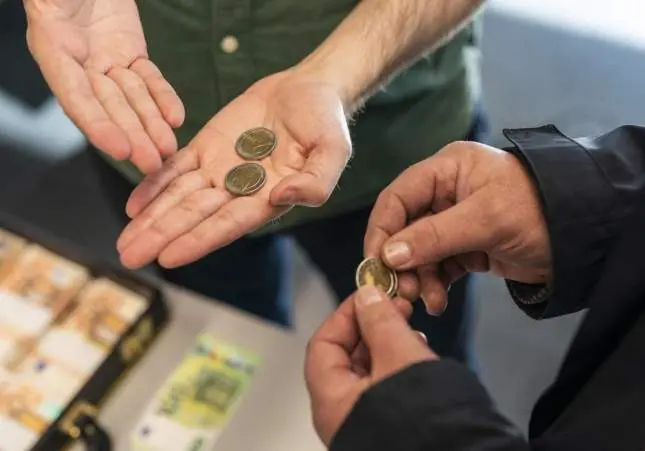 VIDEO. Cómo detectar si tienes monedas falsas: la mafia china ha fabricado millones