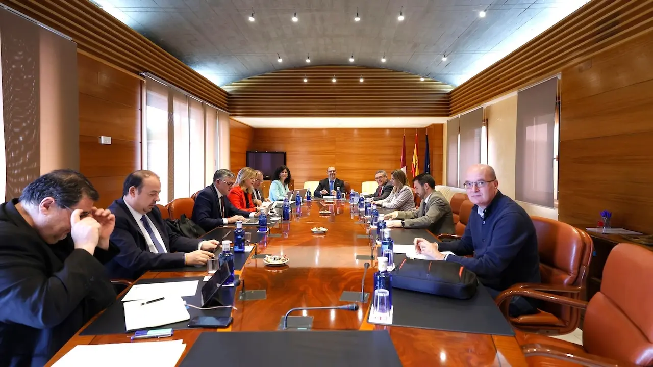 En la imagen un instante de la reunión de la Junta de Portavoces y Mesa de las Cortes de Castilla-La Mancha