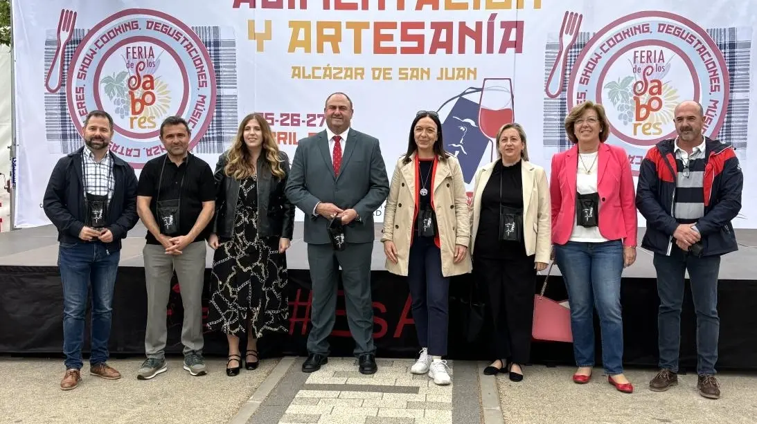 El consejero de Agricultura, Ganadería y Desarrollo Rural, Julián Martínez Lizán, durante la visita que ha realizado a la Feria de los Sabores del Quijote de Alcázar de San Juan (Ciudad Real)