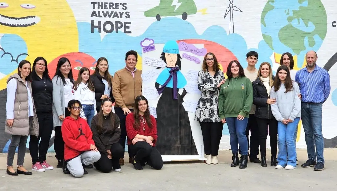 La consejera de Igualdad, Sara Simón, ha visitado una exposición sobre mujeres referentes en la historia elaborada por el alumnado de la ESO del IES ‘Arcipreste de Hita’ de Azuqueca de Henares (Guadalajara)