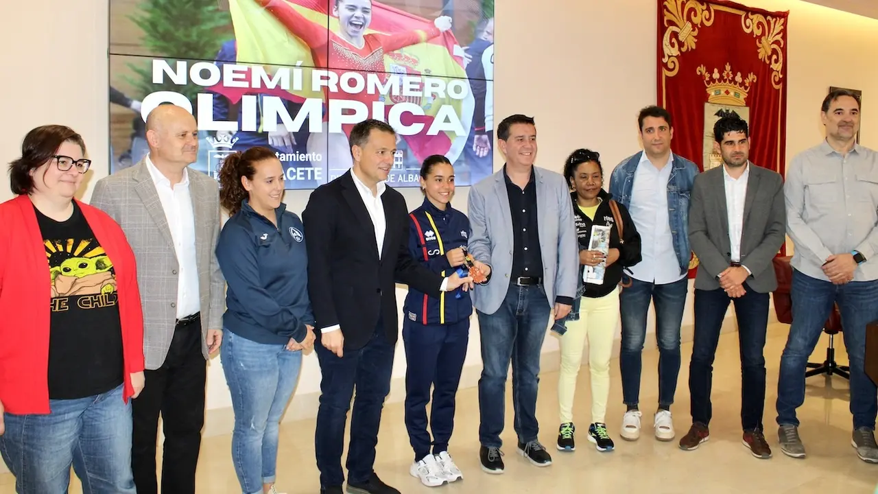 La joven gimnasta olímpica Noemí Romero, homenajeada en Albacete