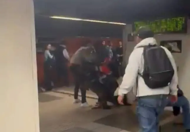 VIDEO. Agresión en una estación: varios vigilantes heridos al ser atacados a golpes
