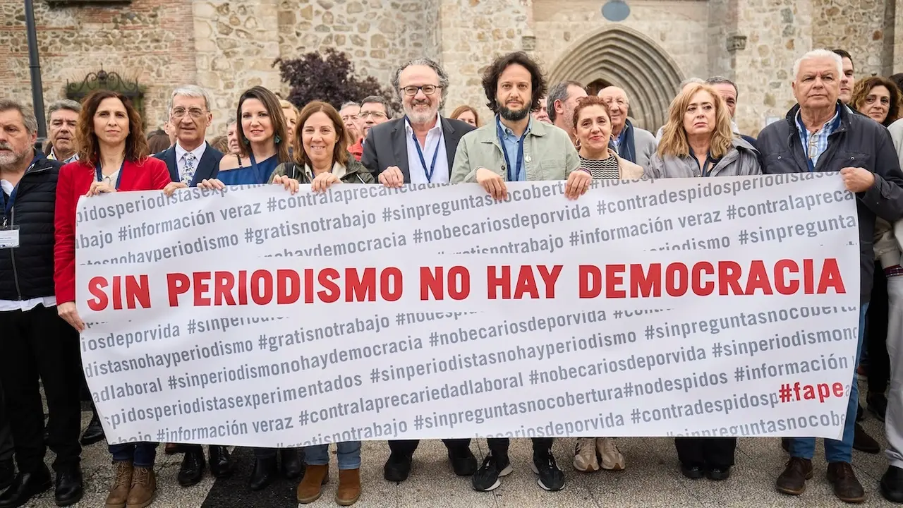 Concentración convocada por la Federación de Asociaciones de Periodistas de España (FAPE) bajo el lema 'Sin periodismo no hay democracia' en defensa de la profesión, coincidiendo con la celebración de la LXXXIII Asamblea General de la FAPE - EFE/Manu Reino