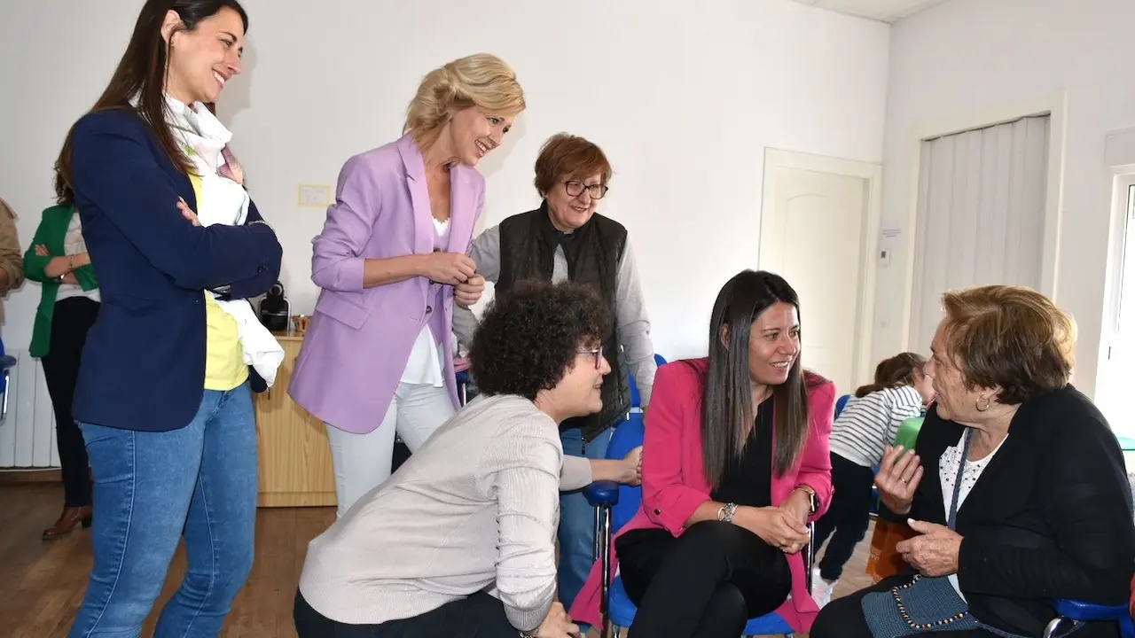 La consejera de Bienestar Social de Castilla-La Mancha, Bárbara García, durante la visita a las obras de adecuación de la vivienda de mayores de La Pesquera (Cuenca)