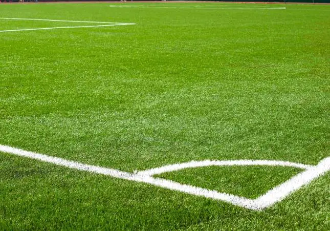 Batalla campal con navajas y golpes de cinturón en un partido: 8 menores detenidos, campo de fútbol
