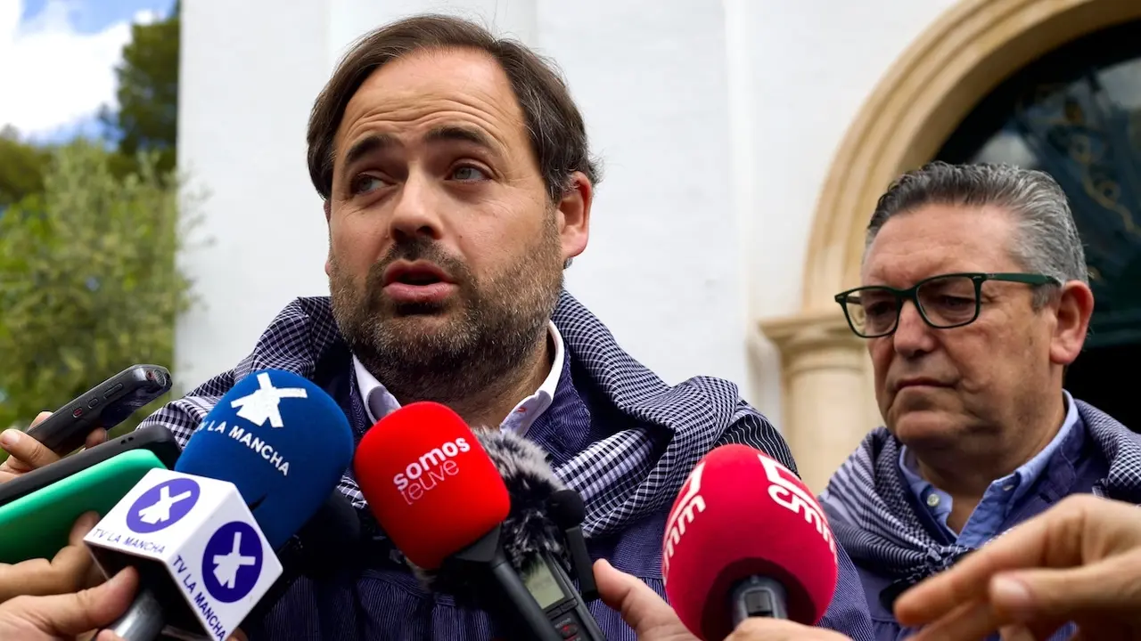 El presidente del PP de Castilla-La Mancha, Paco Núñez, atendiendo a los medios de comunicación este domingo en Tomelloso (Ciudad Real)