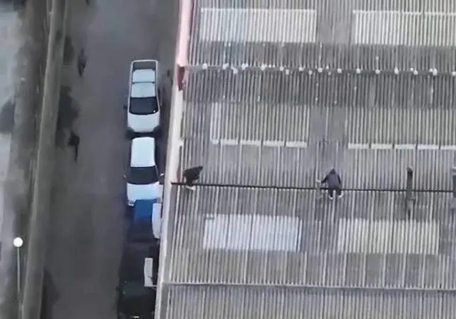 VIDEO. Escapan de la Policía por el tejado, pero los estaban grabando con drones