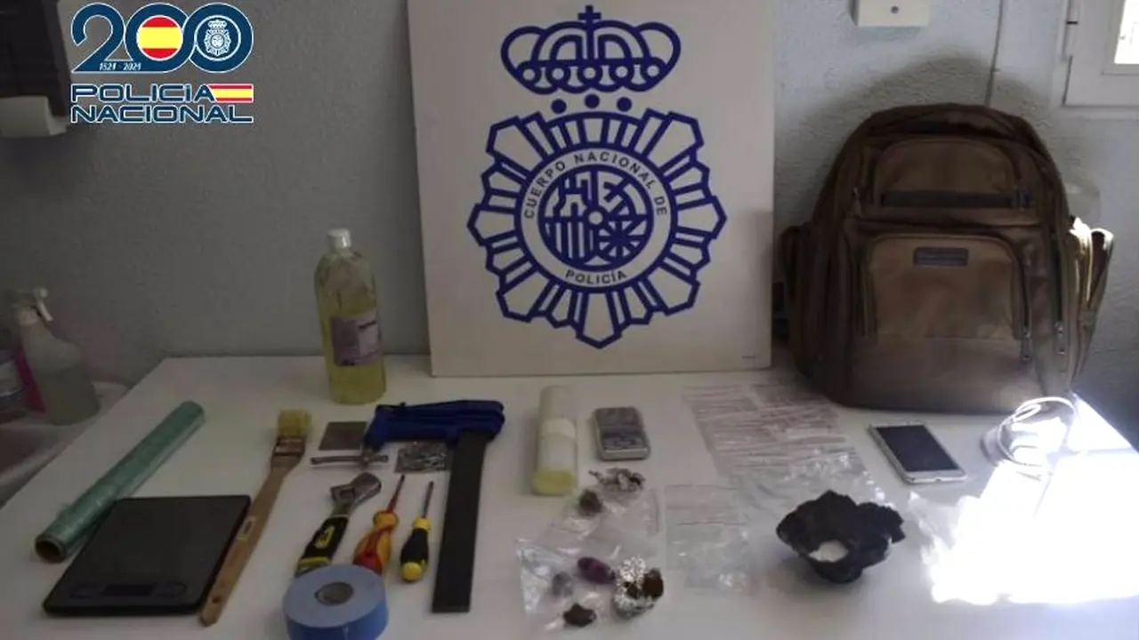 Detenido por traficar con drogas cuando era desahuciado del piso que ocupaba