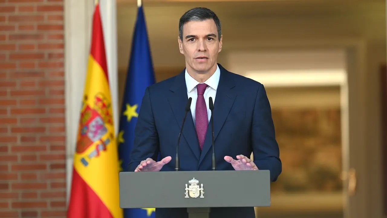 El presidente del Gobierno, Pedro Sánchez, durante la declaración institucional que ha ofrecido este lunes en Moncloa