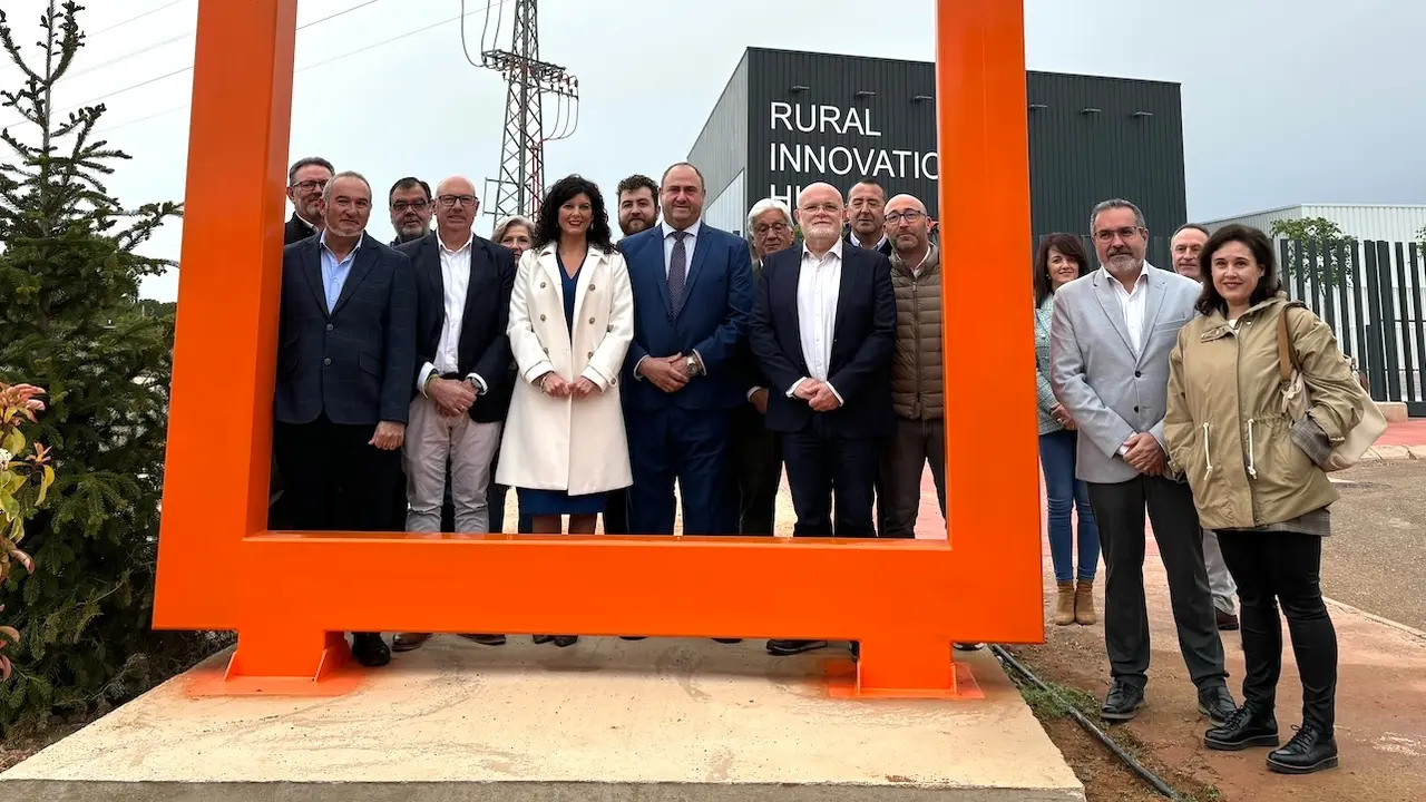 El consejero de Agricultura, Ganadería y Desarrollo Rural, Julián Martínez Lizán, visita el nuevo marco ODS del Grupo de Desarrollo Rural ‘Mancha Júcar-Centro’