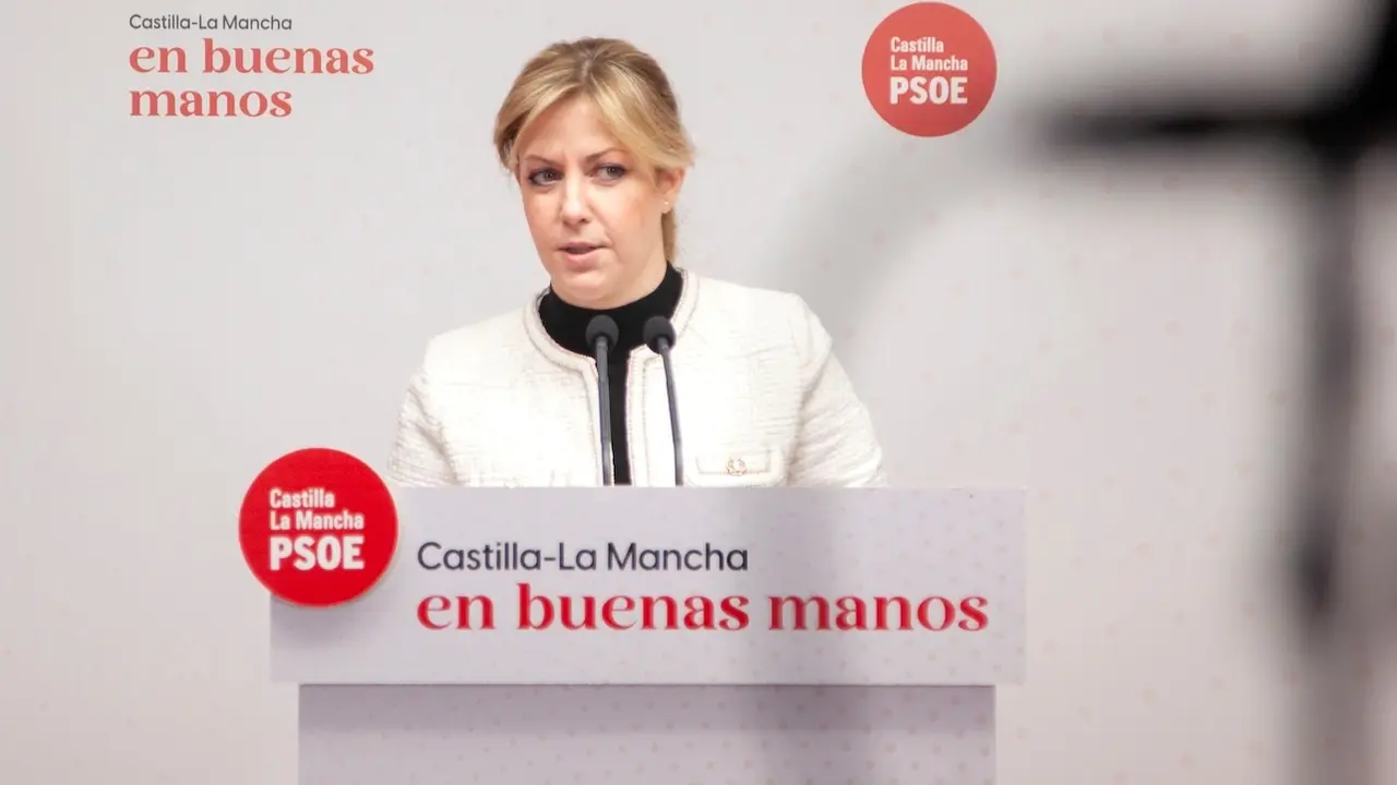 La portavoz del PSOE en las Cortes de Castilla-La Mancha, Ana Isabel Abengózar, durante la rueda de prensa que ha ofrecido en la sede de los socialistas en Toledo