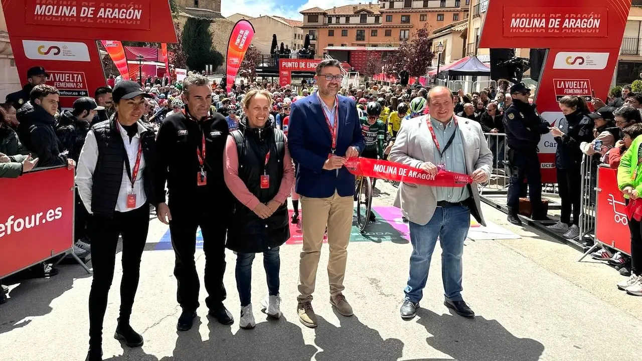 El consejero de Educación, Cultura y Deportes, Amador Pastor, ha asistido a la salida de etapa de La Vuelta femenina desde Molina de Aragón (Guadalajara) donde ha partido el pelotón hasta Zaragoza