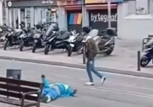 VIDEO. Deja KO de un puñetazo a un barrendero y huye dejándolo tirado en la calle