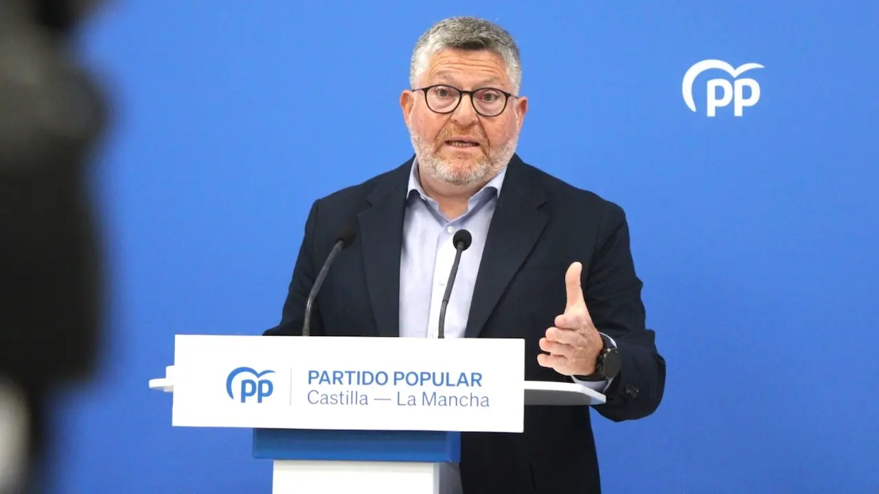 El diputado del PP en las Cortes de Castilla-La Mancha, Nacho Redondo, durante la rueda de prensa que ha ofrecido en la sede de los 'populares' en Toledo