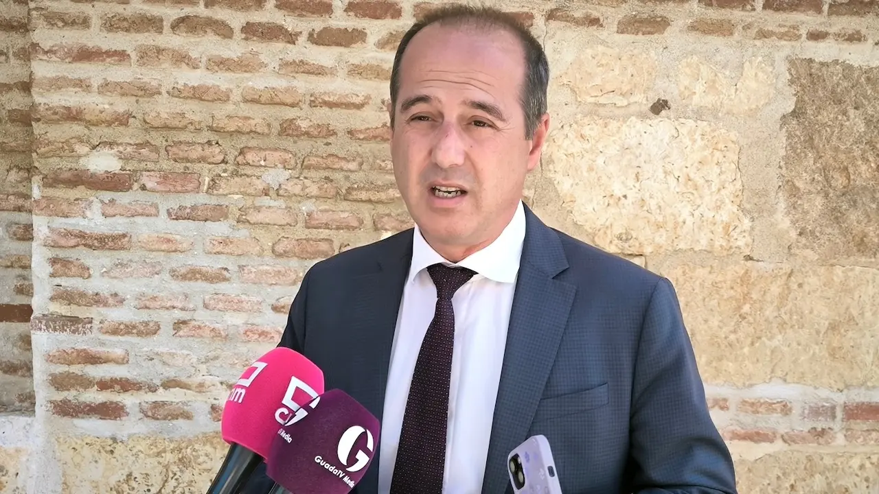 El diputado nacional del PSOE por Guadalajara, Alberto Rojo, atendiendo a los medios de comunicación este sábado en Cabanillas del Campo (Guadalajara)