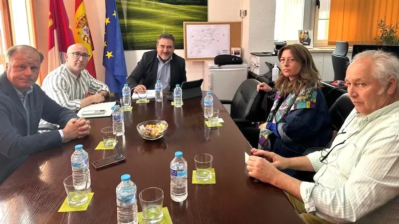 El director general de Ordenación Agropecuaria, Joaquín Cuadrado, ha mantenido un encuentro con la Asociación de Ganaderos de Toros Bravos de Albacete