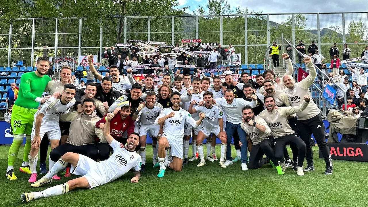 La plantilla del Albacete Balompié celebra la victoria en Andorra