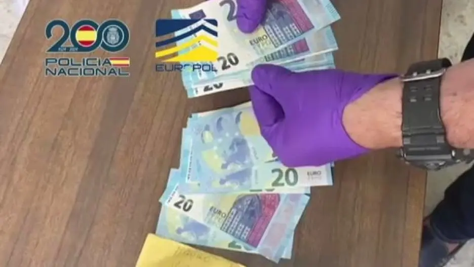 Doce detenidos por comprar en internet billetes falsos fabricados en Italia por la Camorra