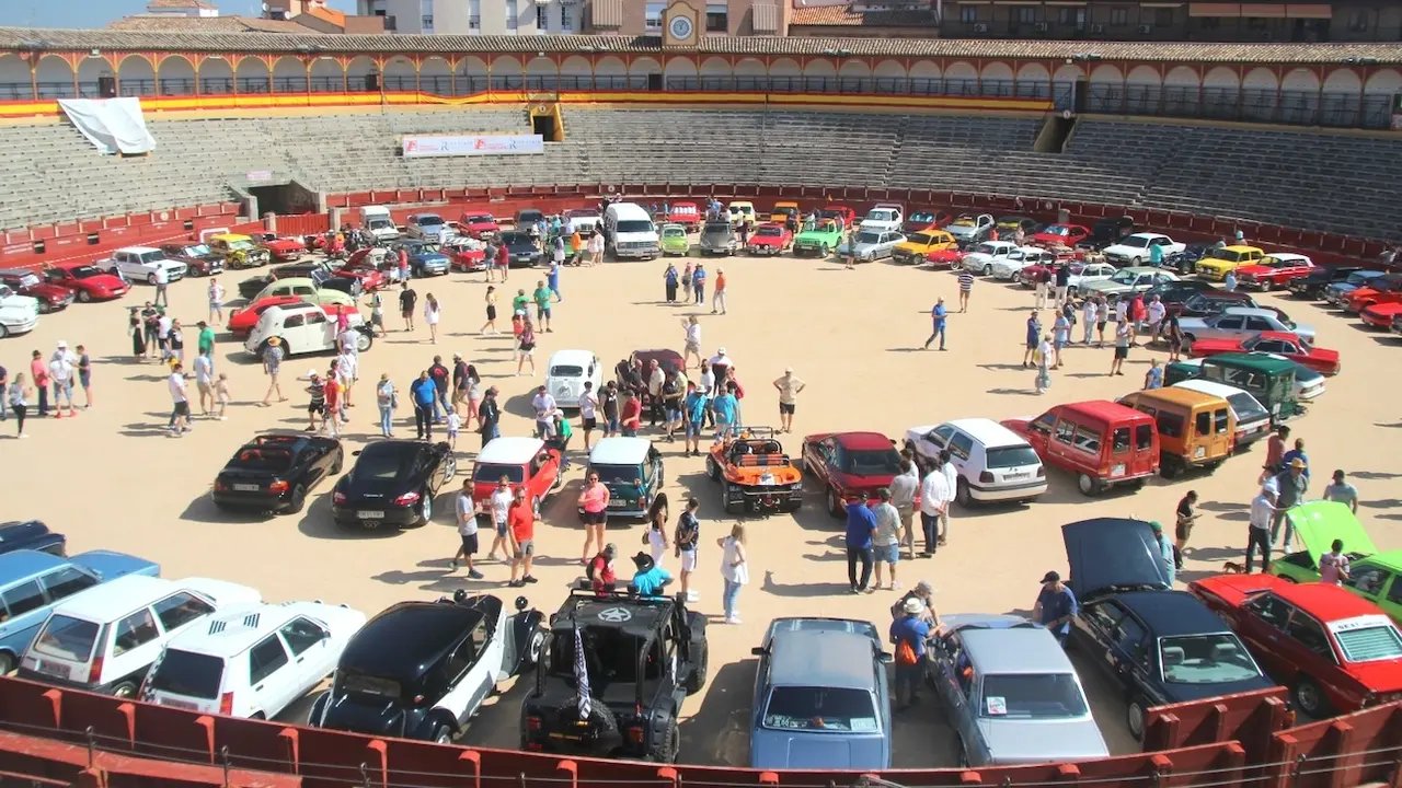 Unos 150 vehículos antiguos en la plaza de toros de Toledo a beneficio de Apanas - Fotografía: A.Alba