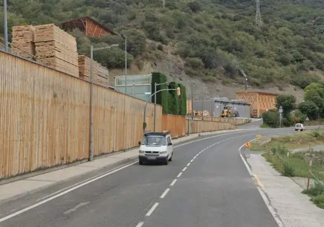 Muere un hombre golpeado por un tronco caído mientras lo metían en una procesadora