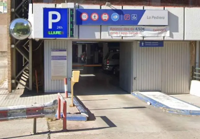 Entre la vida y la muerte al ser arrollada accidentalmente por su amiga en un parking