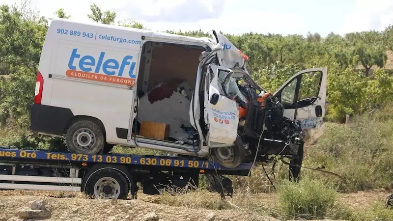 Dos muertos y un herido tras colisionar un camión y una furgoneta en carretera