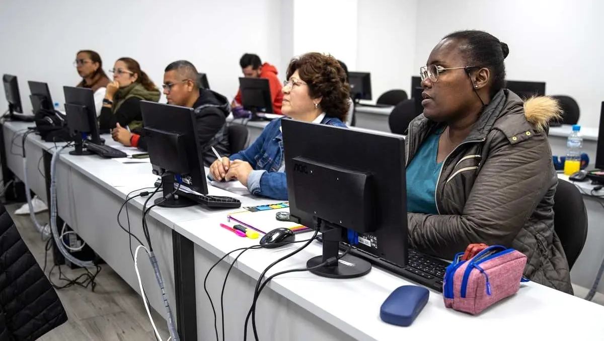 Varias personas asisten a un curso de orientación laboral en el que participa Cruz Roja en Toledo - EFE/Ismael Herrero