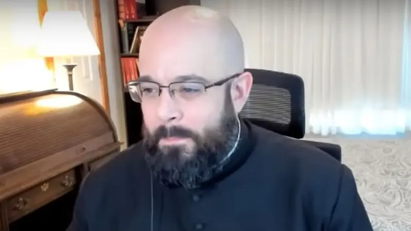 El cura Francisco J. Delgado participando en una de las tertulias en Youtube