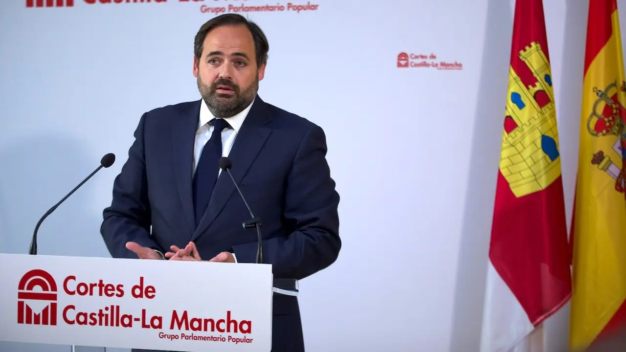El presidente del PP de Castilla-La Mancha, Paco Núñez, durante la rueda de prensa que ha ofrecido en el Parlamento regional