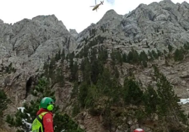 Muere un excursionista tras resbalar por una pendiente y caer por la montaña